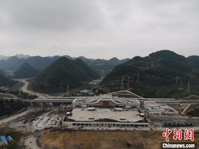 貴州省首條城際高速鐵路——安六鐵路開始聯(lián)調(diào)聯(lián)試。中國(guó)鐵路成都局集團(tuán)公司供圖