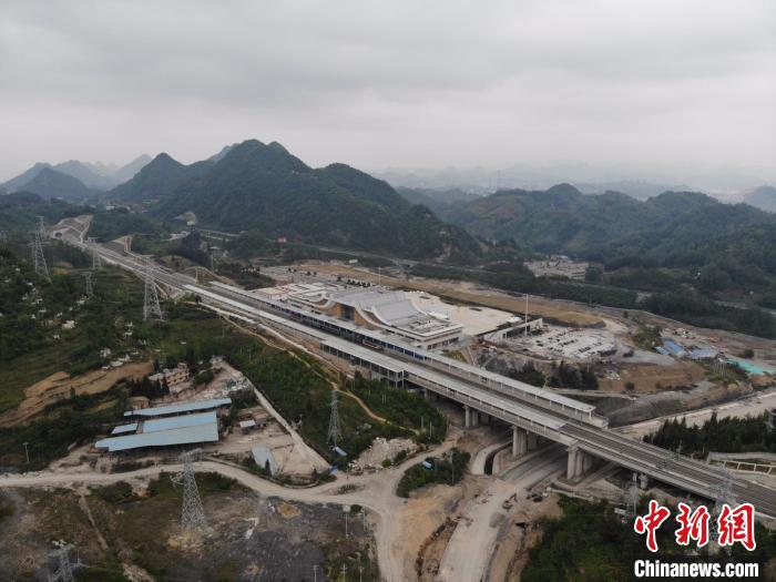 貴州省首條城際高速鐵路——安六鐵路開始聯(lián)調(diào)聯(lián)試。中國(guó)鐵路成都局集團(tuán)公司供圖