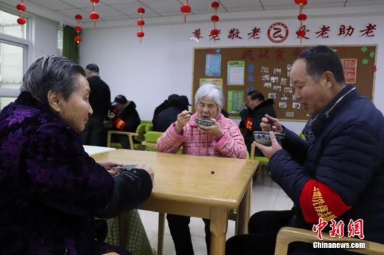 1月13日，志愿者為社區(qū)養(yǎng)老院送臘八粥。當日是中國傳統(tǒng)臘八節(jié)，安徽省合肥市濱湖欣園社區(qū)志愿者為社區(qū)養(yǎng)老院送去臘八粥、慰問品和節(jié)日的祝福。<a target='_blank'  data-cke-saved- >中新社</a>發(fā) 余秀娟 攝