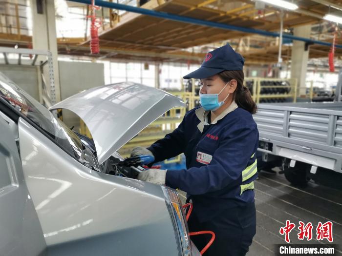在滿足國外市場供應(yīng)的同時，成功汽車也緊盯國內(nèi)市場，拓渠道保銷量?！「唢w 攝
