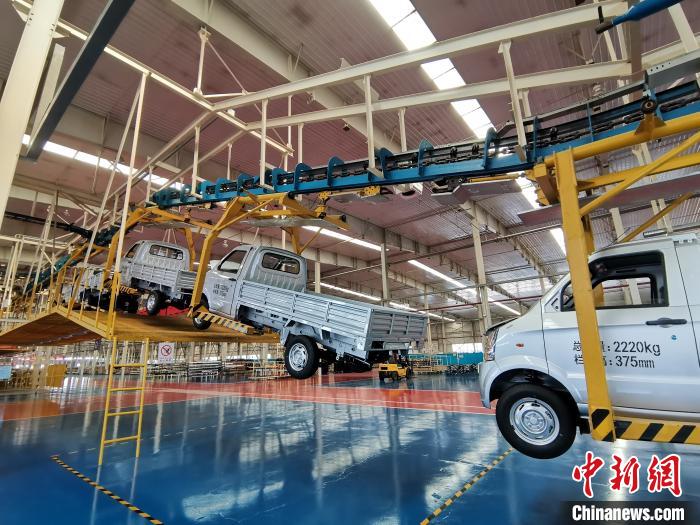 成功汽車是山西省重點轉(zhuǎn)型項目，擁有國內(nèi)先進(jìn)的零部件、發(fā)動機(jī)整機(jī)自動裝配和發(fā)動機(jī)生產(chǎn)線、實驗線，還有國際一流的工業(yè)機(jī)器人。　高飛 攝