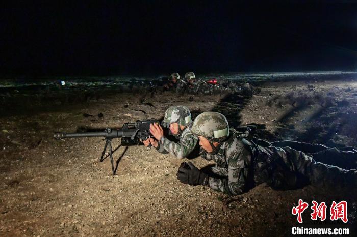 夜間狙擊手摧毀敵探照燈?！∑呀?攝