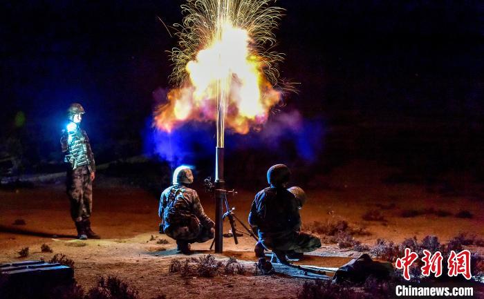 演練中偵察兵在夜間利用迫擊炮摧毀敵輕型裝甲。　郭東東 攝