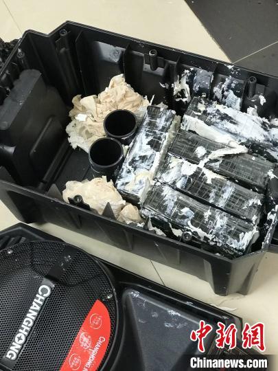 圖為臨滄邊境管理支隊(duì)從音響中查獲毒品?！⒂狼?攝