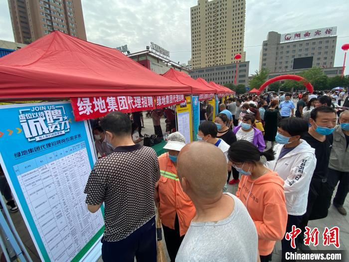 一些知名企業(yè)展臺前，投遞簡歷、咨詢就業(yè)的人絡繹不絕?！∏愊?攝