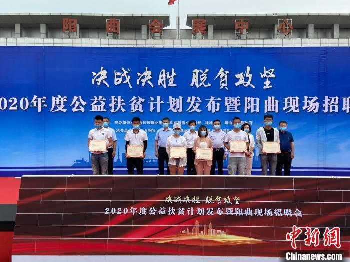 在現場，綠地集團與困難就業(yè)群體就業(yè)代表簽署勞務合同，并為首批6名就業(yè)代表頒發(fā)上崗證書?！∏愊?攝