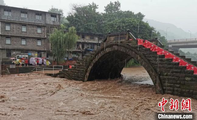 圖為不斷上漲的河水?！≈貞c萬州區(qū)委宣傳部供圖 攝