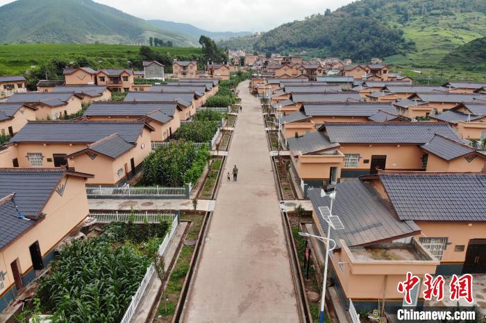 平坦的水泥路從村民居住區(qū)穿過?！埨?攝