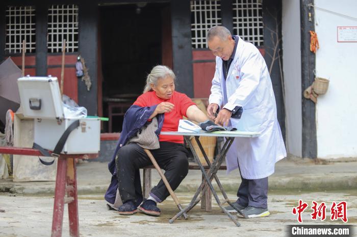 資料圖，貴州村醫(yī)給村民看病?！■暮陚?攝
