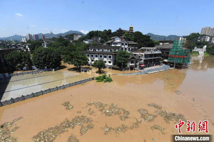 圖為7月27日，嘉陵江重慶段水位持續(xù)上漲，千年古鎮(zhèn)磁器口低洼段已被洪水淹沒?！￡惓?攝