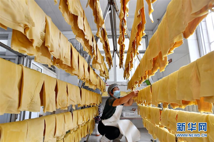 （新華全媒頭條·走向我們的小康生活·圖文互動(dòng)）（10）長(zhǎng)城腳下，小康村串成“珍珠鏈”