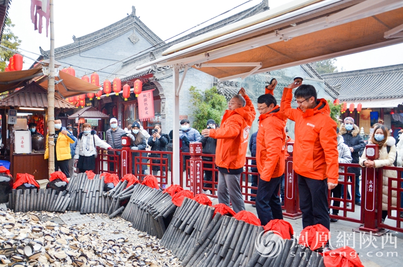 走讀團(tuán)體驗永興坊摔碗酒
