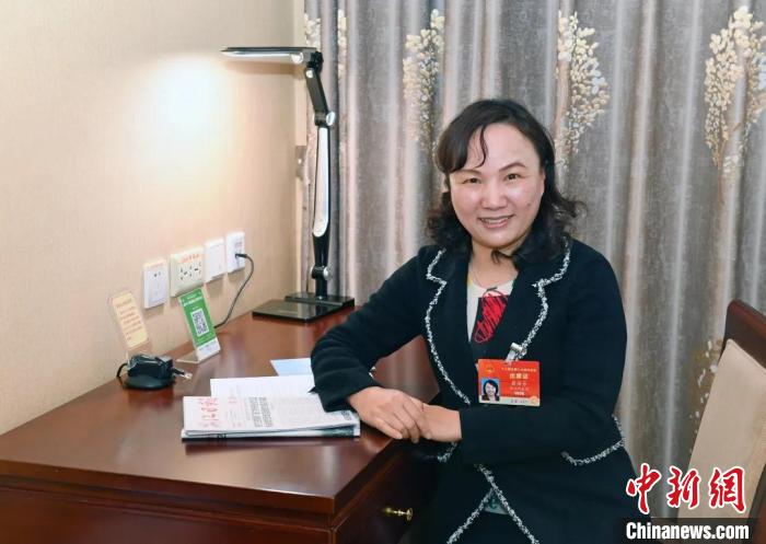 全國人大代表，浙江省臺州市椒江區(qū)大陳實驗學(xué)校校長、黨支部書記翁麗芬 蔡榮章 攝