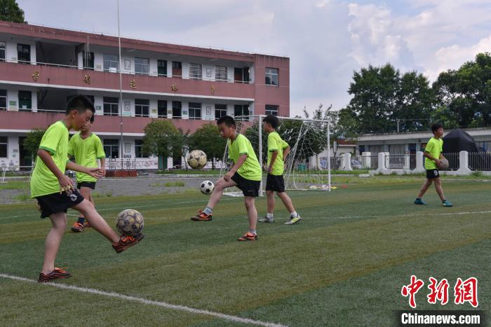 人大代表呼吁篩查防控青少年頸椎、脊柱等健康問題