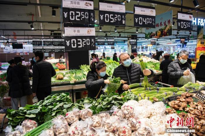 資料圖：民眾在超市采購商品。<a target='_blank'  data-cke-saved- >中新社</a>記者 侯宇 攝