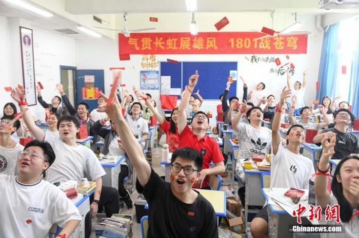 資料圖：6月6日，湖南長(zhǎng)沙同升湖實(shí)驗(yàn)學(xué)校教師與考生拋起紅包迎接高考。 楊華峰 攝