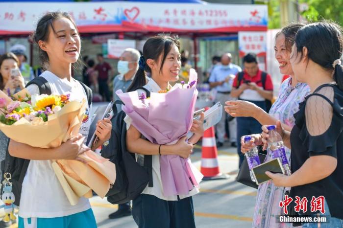 資料圖：6月10日，海南省海口市海南中學(xué)考點(diǎn)外，家長(zhǎng)為剛剛走出考場(chǎng)的考生送上鮮花。當(dāng)日，海南省2021年高考結(jié)束 。 <a target='_blank'  data-cke-saved- ><p  align=