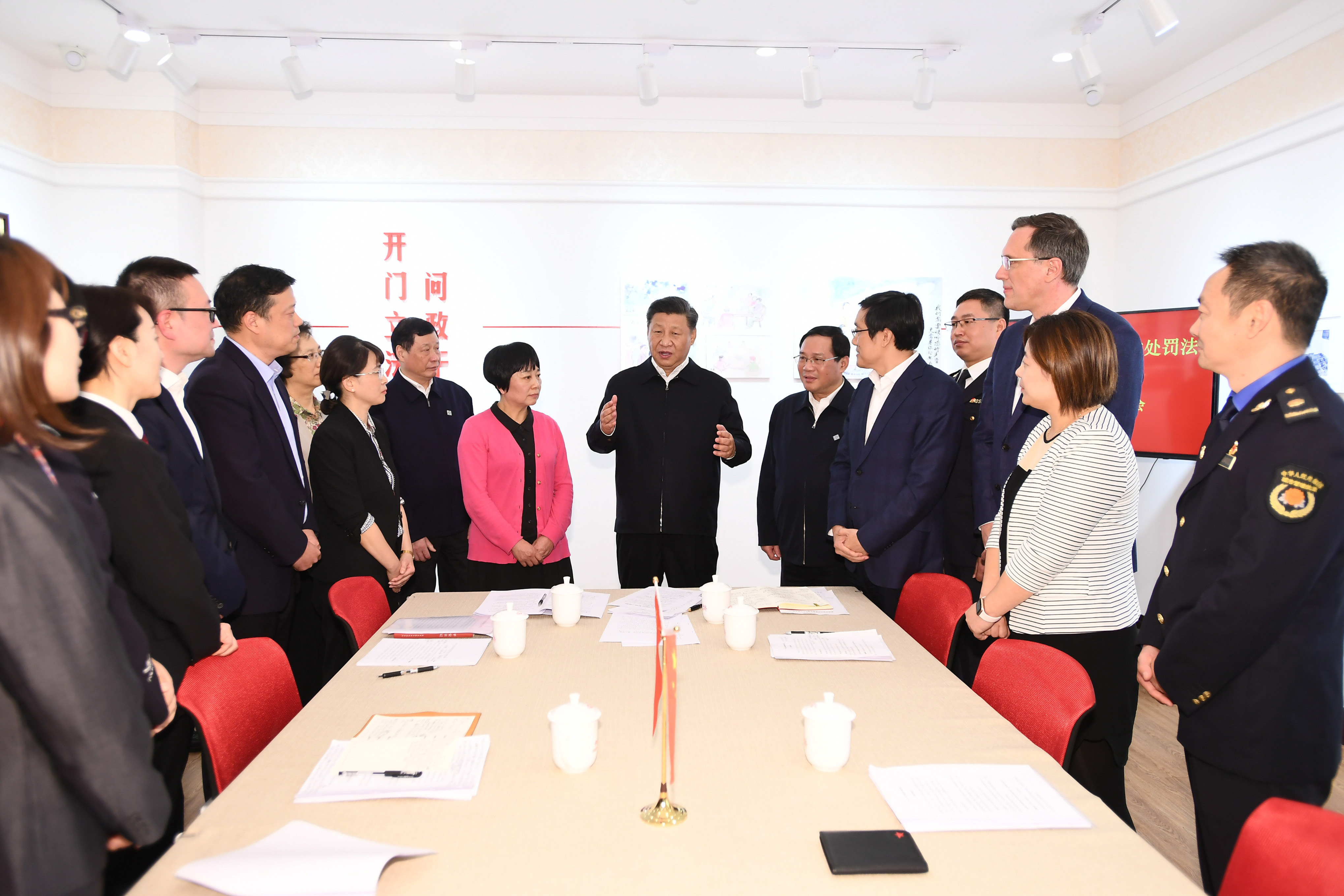 2019年11月2日，習(xí)近平總書記在上海長寧區(qū)虹橋街道古北市民中心，同正在參加立法意見征詢的社區(qū)居民代表親切交流。